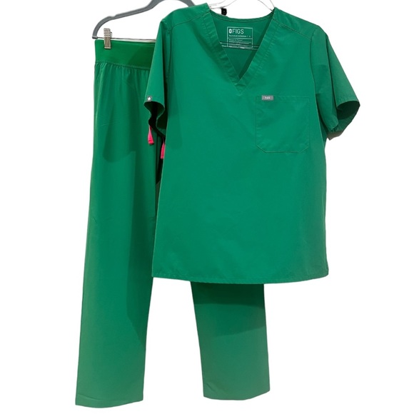 Figs Other - FIGS Safety Green Scrub set Medium petite Large catarina GUC